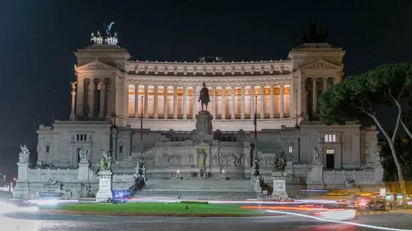 Krajowych Pomnik Victor Emmanuel Noc Drogi Ruchu Timelapse Rome Oświetlony — Zdjęcie stockowe