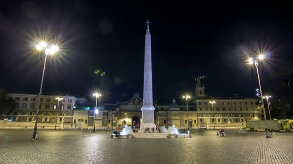Personas Reúnen Bajo Columna Central Plaza Del Popolo Durante Noche — Foto de Stock
