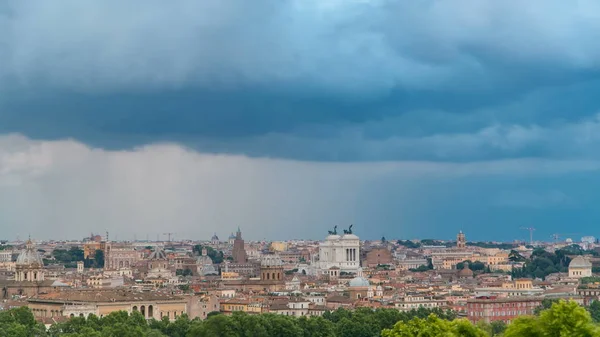イタリア ローマの歴史的な中心部を微速度撮影のパノラマ風景 重い劇的な雲と雨と都市の景観 — ストック写真