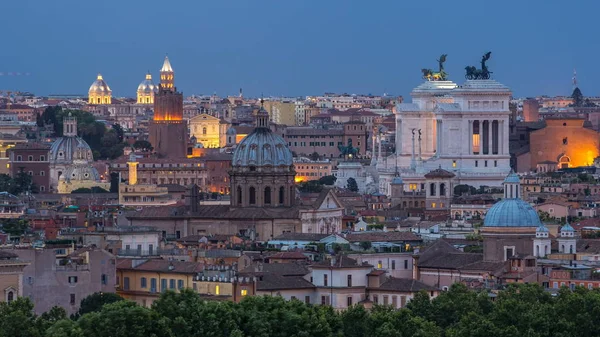 历史中心日到夜转折的全景看法意大利罗马 Timelapse 日落后的城市景观与 Vittoriano — 图库照片