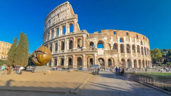 2017年10月 许多游客参观了竞技场或竞技场 Timelapse Hyperlapse 也被称为弗拉维安露天剧场在罗马 意大利 绿色的草坪和纪念碑 晴天的蓝天 — 图库照片