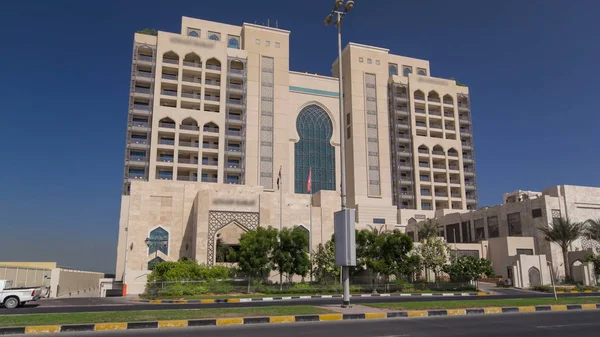 Entrance Building Luxurious Star Hotel Ajman Timelapse Hyperlapse Traffic Nestled — Stock Photo, Image