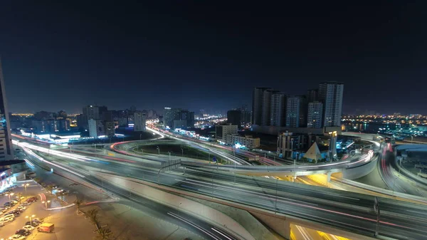 阿治曼的城市景观 主要道路立交桥从屋顶在夜间与灯光 Timelapse 阿治曼是阿拉伯联合酋长国阿治曼酋长国的首府 — 图库照片