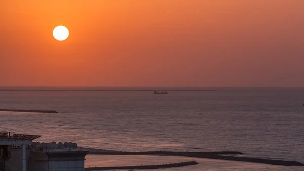 日落与反射在海湾的水在阿治曼 Citiscape 从屋顶 Timelapse 阿治曼是阿拉伯联合酋长国阿治曼酋长国的首府 — 图库照片