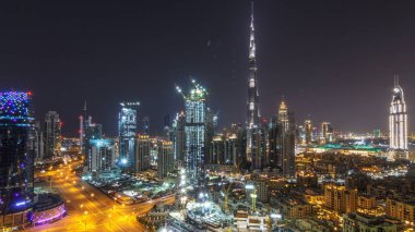 Hava cityscape Downtown, Dubai, Birleşik Arap Emirlikleri geçişini ışık ile aydınlatılmış modern mimarisi ile bütün gece boyunca timelapse. Çatı görünümünden ışıklı finans bölgesi