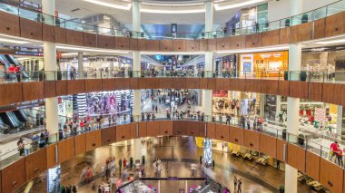 Dubai Mall alışveriş merkezine timelapse üstten görünüm içinde. İnsanlar üzerinde birkaç düzeyde. Dubai Mall alışveriş merkezinin toplam alan tarafından dünyanın en büyük alışveriş merkezi olan.