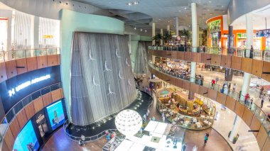 Dubai, Birleşik Arap Emirlikleri - Mart 2018 yaklaşık: Dev Çeşme Dubai Mall alışveriş merkezine yapılan bir Diver timelapse uçan heykeli ile. İnci çıkarma için adanmış Çeşme