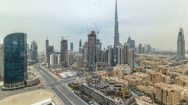 Güzel Lüks Dubai şehir merkezinde hava üstten görünüm önce günbatımı timelapse, Dubai, Birleşik Arap Emirlikleri. Defne iş kuleleri ile bulutlar gökyüzü üzerinde çatı manzara. Yolda trafik