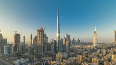 Güzel lüks günbatımı timelapse, Dubai, Birleşik Arap Emirlikleri Dubai şehir merkezinde hava en iyi manzaraya. Defne iş kuleleri renkli bulutların üstünde turuncu gökyüzü ile çatı manzara. Yolda trafik