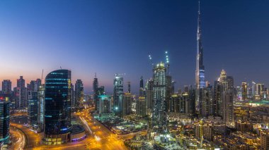 Gece geçiş timelapse Dobai şehir günler. Havadan görünümü büyük fütüristik şehir gece üzerinde. Dubai, Suudi Arabistan, gökdelenler. Çatı akşam manzarası