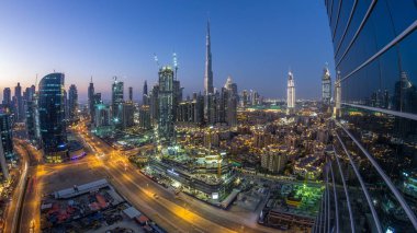 Gece geçiş timelapse Dobai şehir günler. Havadan görünümü büyük fütüristik şehir gece üzerinde. Cam, Birleşik Arap Emirlikleri Dubai gökdelenler yansıtıyordu. Çatı akşam manzarası