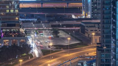 Kuşlar Dubai siluetinin timelapse ve acele saat trafik şehir görünümünü geceleri göz. Yol arasında otopark ile evler