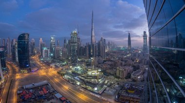 Gün geçiş timelapse Dobai şehir gece. Havadan görünümü büyük fütüristik şehir üzerinde. Dubai, Suudi Arabistan, gökdelenler. Çatı sabah manzarası