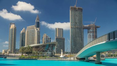 Dubai, Birleşik Arap Emirlikleri - Mart 2018 yaklaşık: Park ile Çeşme havuzu ve köprü timelapse. Arka planda Downtown, Dubai, Birleşik Arap Emirlikleri Dubai Opera