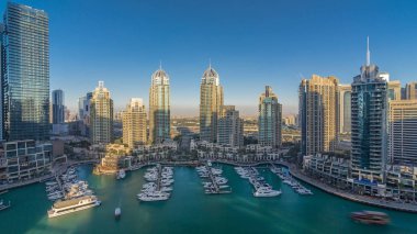 Dubai Yat Limanı gökdelenler aeral timelapse, bağlantı noktası ile lüks yatlar ve Yat Limanı mesire, Dubai, Birleşik Arap Emirlikleri. Gölgeler günbatımında taşır
