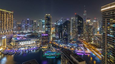 Dubai Yat Limanı Hava timelapse, BAE, gece aydınlatma. Modern gökdelenler ve Binalar. Yolda trafik. Yat ve tekne shoping mall yapay canal City yakınındaki