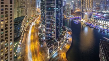 Dubai Yat Limanı ve Jbr hava timelapse, BAE, gece aydınlatma. Modern gökdelenler ve Binalar. Yolda ve deniz araçları trafik Yatlar su ile