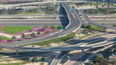 Bir büyük şehir timelapse bir yol kavşak hava görünümünü. Araba ile UAE Dubai Yat Limanı bölgesinin kentsel peyzaj