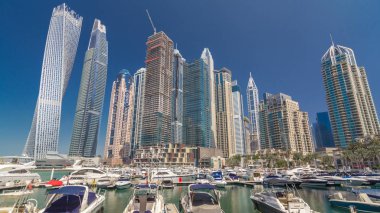 Dubai Yat Limanı defne yatların bir tekne timelapse hyperlapse. En yüksek gökdelenler kanal suya yansıyan. Mavi gökyüzü güneşli gün