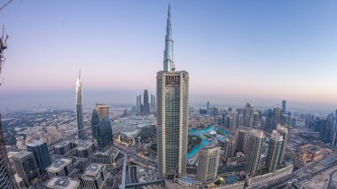 Gün gece geçiş timelapse modern için Dubai Downtown Dubai, Suudi Arabistan, üstten panoramik görünüm kuleleri. Trafik yol ve müzik Çeşmesi