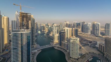 Gün batımı timelapse sırasında inanılmaz renkli dubai marina manzarası. Dünya Yat ve tekne ile birden fazla en yüksek gökdelenler, büyük bakış açısı. Binalar üzerinde güneş ışığı. Birleşik Arap Emirlikleri.