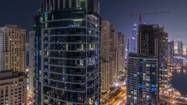 Dubai Yat Limanı ve Jbr hava timelapse, BAE, gece aydınlatma. Modern gökdelenler ve binalar. Trafik yolda ve parlayan windows