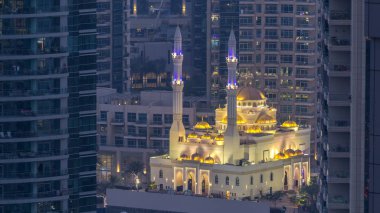 Al Raheem Camii gökdelenler gün gece geçiş timelapse Marina arasında yürümek içinde Dubai Marina, Dubai, Uae. Akşam güneş battıktan sonra hava üstten görünüm