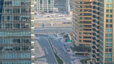 Gün batımı timelapse sırasında inanılmaz renkli dubai marina manzarası. Birden fazla en yüksek gökdelenler dünyanın büyük bakış. Binalar üzerinde güneş ışığı. Birleşik Arap Emirlikleri.