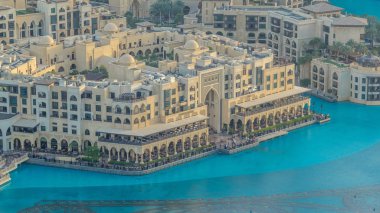 Dubai downtown Çeşme ve alışveriş merkezi ile günbatımı timelapse sırasında. Akşam üstten üstten görünüm