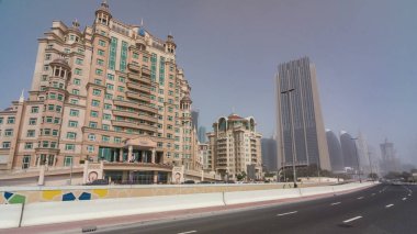 Dubai Finans Merkezi gökdelenler timelapse hyperlapse ile. Yolda ve sisli hava trafik. Dubai downtown adlı güneşli bir gün