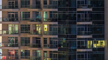 Gece timelapse, gökdelenlerin parlayan windows. Dubai Yat Limanı modern konut yüksek katlı binaların görünümü. İnsanlar hareketli iç. Hava üstten görünüm.