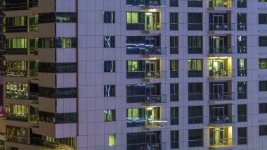Windows çok katlı binanın içinde aydınlatma ve insanlar timelapse içinde hareketli çelik ve cam. Dubai Yat Limanı modern konut gökdelenlerin havadan görünümü.