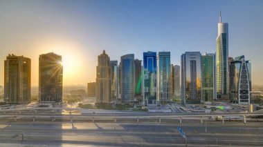 Jumeirah lakes hava görünümünü gökdelenler gündoğumu timelapse Şeyh zayed road ve metro hattı üzerinde trafik ile kuleleri. Dubai Yat Limanı çatı görünümü