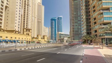 Jumeirah Beach Residence ve Dubai marina timelapse hyperlapse gökdelenler, Birleşik Arap Emirlikleri ile Caddesi'nde trafik. JBR dünyanın en büyük tek fazlı konut geliştirme olduğunu .