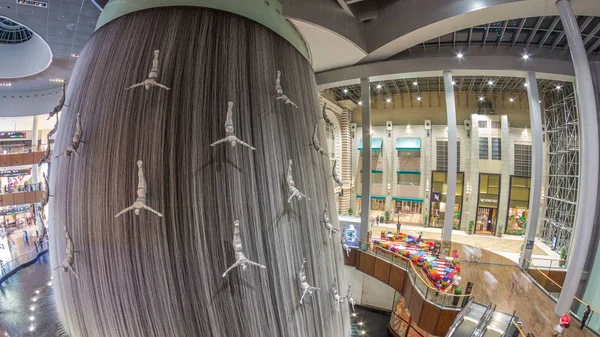 ドバイ アラブ首長国連邦 2018 ドバイ モールでダイバー タイムラプスの飛行彫刻と巨大な噴水 真珠の抽出に専用噴水 — ストック写真