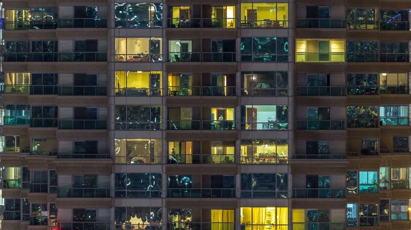 ドバイ アラブ首長国連邦 2018 風光明媚な光る窓夜タイムラプスで高層ビルの ドバイ マリーナに近代的な高層住宅の眺め はアパート内を移動します 空中の平面図です — ストック写真