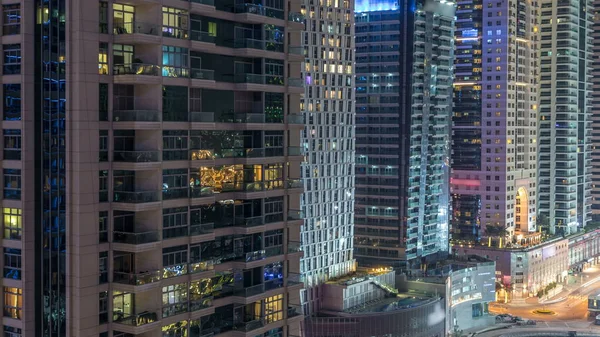 夜のタイムラプス きらめきライトおよび最も高い高層ビルでドバイ マリーナ Windows および道路上のトラフィックの光で照らされたタワー — ストック写真