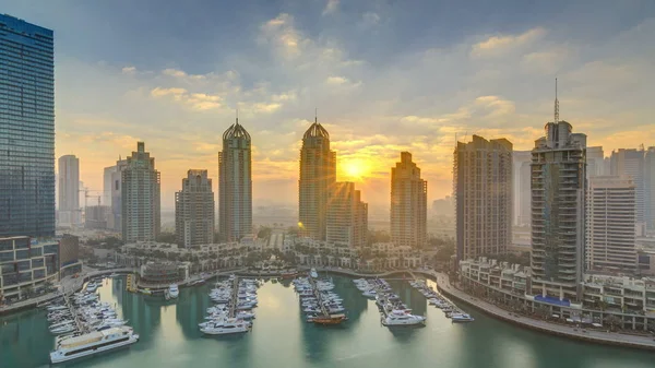 Вид Современные Небоскребы Сияющие Огнях Восходящего Солнца Dubai Marina Яхтами — стоковое фото