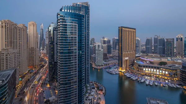 晚上照明的迪拜滨海日到夜间过渡空中 Timelapse 阿联酋 现代摩天大楼和住宅建筑 在人工运河城购物购物中心附近的游艇和小船 — 图库照片