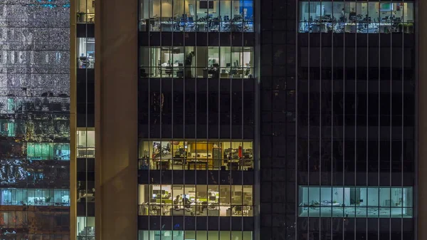 Timelapse에서 마천루의 빛나는 두바이 마리나 사무실 건물의 사람들 내부입니다 보기입니다 — 스톡 사진