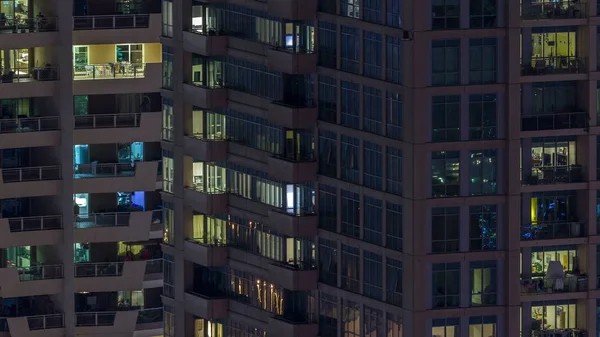 Malerisch Leuchtende Fenster Von Wolkenkratzern Abendlicht Blick Auf Moderne Wohnhochhäuser — Stockfoto