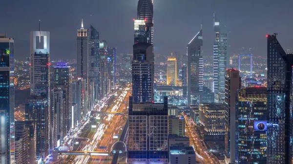 Timelapse에 두바이 스카이라인 수많은 조명된 타워와 셰이크 이드도로에 소통량의 — 스톡 사진