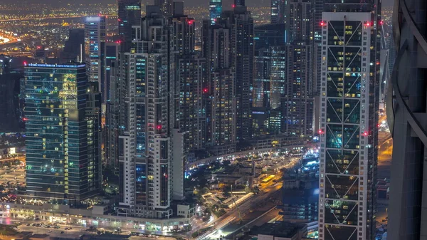 ドバイ ダウンタウン高層ビルの夜タイムラプス近代的高層ビルは ドバイ アラブ首長国連邦の上から表示します ビジネス ベイの近くの道路上のトラフィック — ストック写真