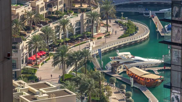 Променад Канал Дубае Marina Timelapse Лодки Роскошные Здания Вокруг Объединенные — стоковое фото