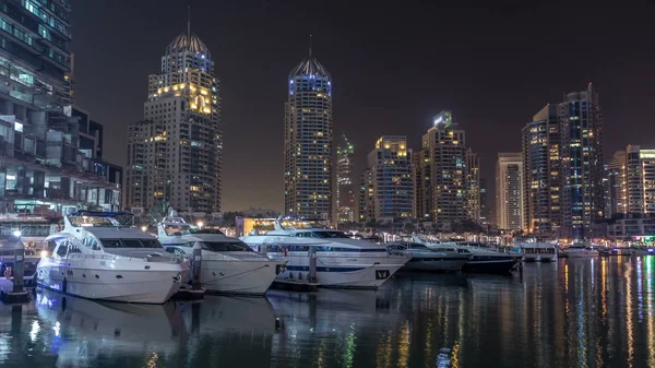 Dubai Marina Bay Яхт Човни Timelapse Хмарочоси Освітлені Вночі Відображені — стокове фото