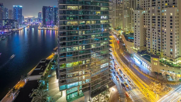 アラブ首長国連邦ドバイ マリーナと Jbr 空中タイムラプスのイルミネーション 近代的な高層ビルと住宅の建物です 道路と熱烈な Windows 上のトラフィック — ストック写真