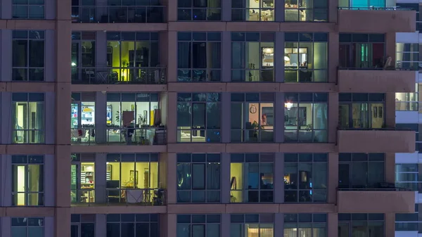 Timelapse에서 빌딩의 빛나는 두바이 마리나 사무실 건물의 사람들 내부입니다 보기입니다 — 스톡 사진