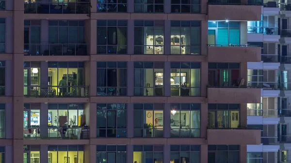 Timelapse에서 빌딩의 빛나는 두바이 마리나 사무실 건물의 사람들 내부입니다 보기입니다 — 스톡 사진