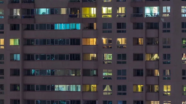 Λαμπερό Windows Ουρανοξύστες Στο Χρονοεγγραφή Βράδυ Άποψη Της Σύγχρονες Κατοικίες — Φωτογραφία Αρχείου