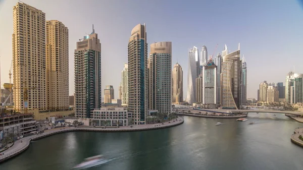 令人惊叹的丰富多彩的迪拜滨海天际线在日落 Timelapse 伟大的视角 世界上多个最高的摩天大楼与游艇和船只 建筑物上的阳光 阿拉伯联合酋长国 — 图库照片